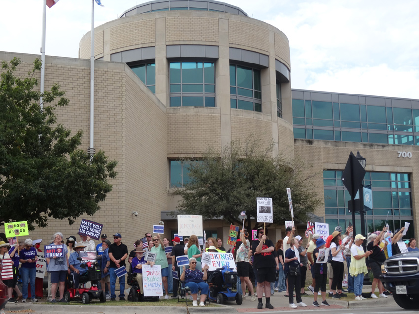 Manifestantes en una protesta No Kings en Arlington, Virginia