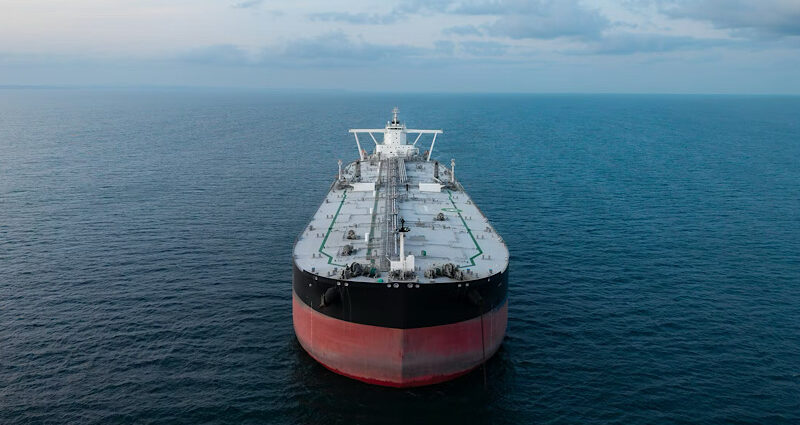 Vista aérea de un petrolero en el mar