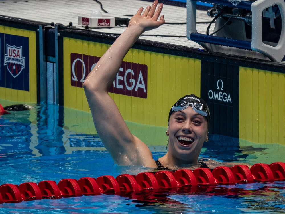 Gretchen Walsh celebrando en la piscina